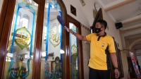 Baksos Polres Jombang Bersih-Bersih Masjid dan Berikan Alat Kebersihan