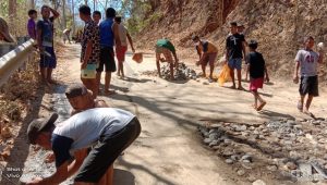 Warga Desa Watukamba Ende Swadaya Perbaiki Jalan rusak Lintas Propinsi NTT