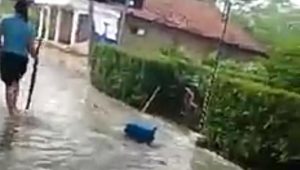 Pasca Banjir Rob Pantai Sidem Tulungagung, Warga Mulai Membersihkan Rumah