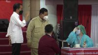 Didampingi Menhan Prabowo, Presiden Jokowi Tinjau Vaksinasi Massal di Balikpapan