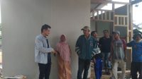 Serah Terima Bedah Rumah Oleh Amad Leumbeng DPRK Aceh Timur Kepada Jamaliah