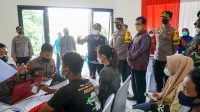 Kapolres Jombang bersama Forkopimda Tinjau Vaksinasi di Aula GKJW Mojowarno dan Ponpes At-Tahzib Ngoro