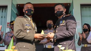 HUT TNI Ke 76, Kapolres Jombang Beri Surprise Dandim 0814