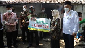 Bupati Jombang Bersama Baznas Jatim Serahkan Bantuan Bedah Rumah