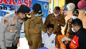 Kapolres Aceh Timur Bersama Bupati Tinjau Vaksinasi “Saweu Sikula” di SMP Aceh Timur