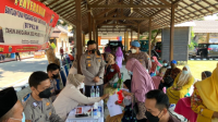 Polres Jombang Salurkan Bantuan Uang Tunai Serta Sembako ke PKL dan Pedagang Warung