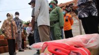 Bupati Jombang Berikan Bantuan Korban Angin Puting Beliung di Desa Purisemanding