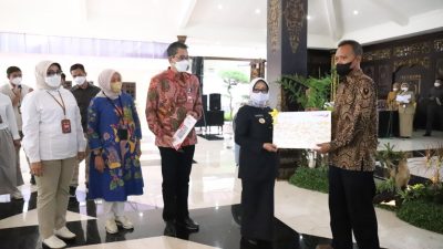 Bank Jatim Serahkan CSR Kepada Pemkab Jombang Untuk Pedagang Kaki Lima