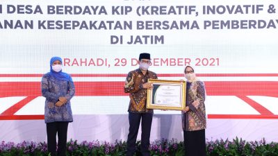 Bupati Jombang Menerima Penghargaan Dari Menteri Desa PDTT