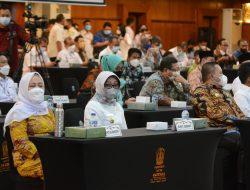 Bupati Mundjidah Wahab Hadiri Seminar Nasional Pemberantasan Korupsi di Surabaya
