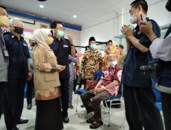 Bupati Mundjidah Wahab Pantau Vaksinasi Tahab Tiga di UTD PMI Jombang