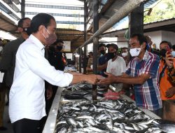 Presiden Jokowi Berikan Bantuan Modal Bagi Pedagang di Pasar Kebun Kota Binjai