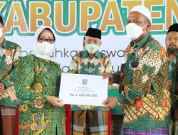 Bupati Mundjidah Wahab Serahkan Hibah 1 Miliar ke PCNU Jombang