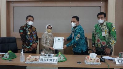 Bupati Mundjidah Serahkan SPPT PBB-P2 2022 Kepada Camat