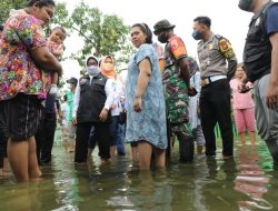 Tinjau Banjir di Jatigedong Ploso, Bupati Jombang Salurkan Bantuan Dan Telepon BBWS