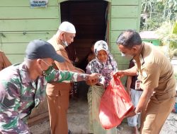 Bupati Aceh Timur Serahkan Bingkisan Sembako untuk Masyarakat Pedalaman