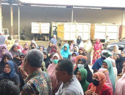 Tuntut Honor Kerja, Ratusan Emak – Emak Geruduk Kantor UPTD Idi Rayeuk Aceh Timur