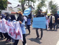 IKABEMJO Demo Kantor DPRD Jombang Tuntut Penunda Pemilu, Kenaikan BBM dan PPn