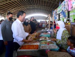 Presiden Serahkan Bansos di Pasar Tanjung dan Pasar Bulakamba Brebes