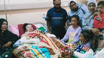 M Hasbi Camat Idi Rayeuk Jenguk Korban Kebakaran di Banda Aceh