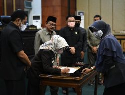 Dua Raperda Penyertaan Modal Hak Inisiatif DPRD Jombang Disetujui Dan Ditetapkan