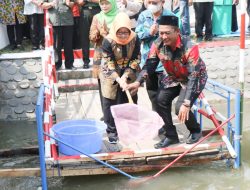 Bupati Jombang Lepas 105 Ribu Benih Ikan Dan Launching Aplikasi SIPEKKAN CERIA Inovasi Dinas Ketahanan Pangan