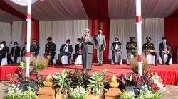 Bupati Jombang Memberikan Penghargaan Kepada Insan Pendidikan di Peringatan Hardiknas 2022