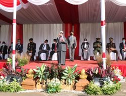 Bupati Jombang Memberikan Penghargaan Kepada Insan Pendidikan di Peringatan Hardiknas 2022