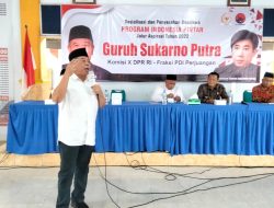 Kusnadi Serahkan Beasiswa PIP Jalur Aspirasi di Jombang