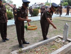 Peringati Hari Bhakti Adhyaksa, Kajari Aceh Timur Ziarah Ke Makam Pahlawan