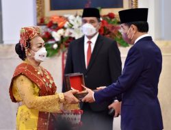 Presiden Jokowi Anugerahkan Tanda Kehormatan Bagi 127 Tokoh Indonesia