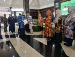 Rangkaian Acara Hari Jadi pemkab Jombang, Bupati Hj Mundjidah Wahab Serahkan 112 Sertifikat Halal