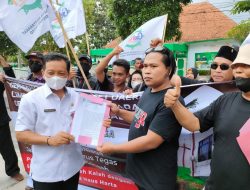 LSM GeNaH Demo Tuntut Sikap Tegas Pemkab Jombang Menyikapi Kasus Ruko Simpang Tiga dan Citra Niaga