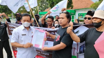 LSM GeNaH Demo Tuntut Sikap Tegas Pemkab Jombang Menyikapi Kasus Ruko Simpang Tiga dan Citra Niaga