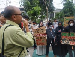 Rumahnya Ditebang, Kuntilanak Demo Pemkab Jombang