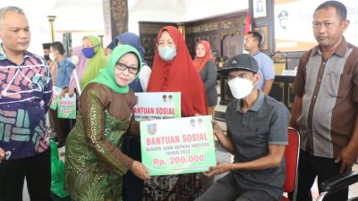 Bupati Mundjidah Wahab Serahkan Bansos Untuk Disabilitas Pada Momen Pengukuhan Pengurus Karang Taruna Kecamatan Se Kabupaten Jombang
