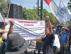 Kesulitan Membeli BBM Bersubsidi, Petani Demo Pemkab Jombang Sambil Membawa Traktor