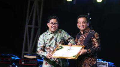Bupati Jombang Menerima Penghargaan Dari Menteri DPDTT Atas Capaian 100 Persen Transformasi Dana Eks PNPM-MPd Menjadi BUM Desa