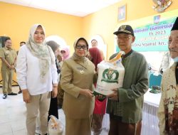 Bupati Jombang Secara Simbolis Salurkan Bantuan Cadangan Pangan Pemerintah di Desa Sepanyul dan Krembangan