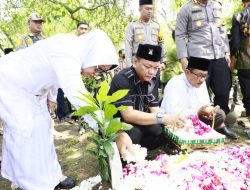 Kepala Dinas Kominfo Agus Djauhari Tutup Usia, Bupati Jombang Antarkan ke Peristirahatan Terakhir