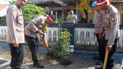 penanaman pohon polres jombang