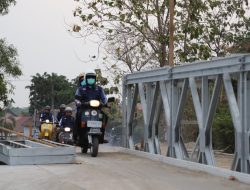 Pj Bupati Jombang Sugiat Tinjau Proyek Jembatan di Bandar Kedungmulyo