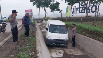 mobil masuk saluran