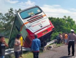 Bus Harapan Jaya Mengalami Kecelakaan di Tol Surabaya – Mojokerto