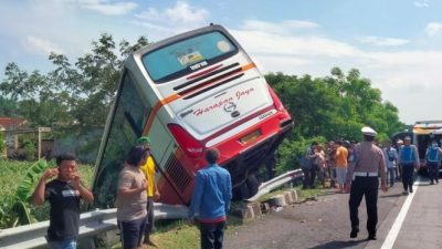 Bus Harapan Jaya Mengalami Kecelakaan di Tol Surabaya – Mojokerto