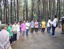 Produksi Getah Pinus Baik, Perhutani KPH Jombang Berikan Suport Kepada Tenaga Penyadap