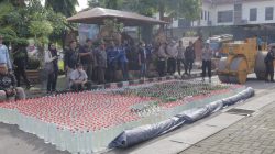 Ribuan Botol Miras Hasil Operasi Pekat Semeru 2024 di Jombang Dimusnahkan