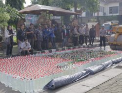 Ribuan Botol Miras Hasil Operasi Pekat Semeru 2024 di Jombang Dimusnahkan