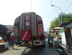 Tak Hiraukan Rambu Larangan, Banyak Kendaraan Besar Melintas di Jalan Seroja Jombang