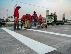 Antisipasi Balap Liar, Satlantas Polres Jombang Pasang Garis Kejut di Jalur Arteri Perak